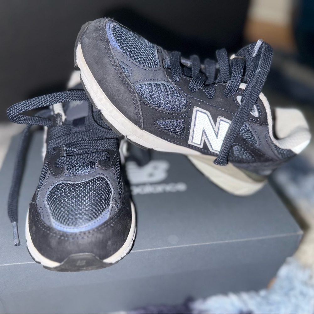 Preowned New Balance Kids' Navy Sneakers